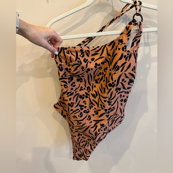 CUPSHE Love Struck Asymmetrical One Piece - Picture 2 of 5